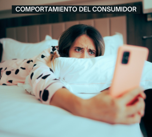 El FOMO (Fear of Missing Out), referido al miedo a perderse experiencias, oportunidades o beneficios en tiempo real ha sido intensificado por la hiperconectividad y el acceso instantáneo a la información.